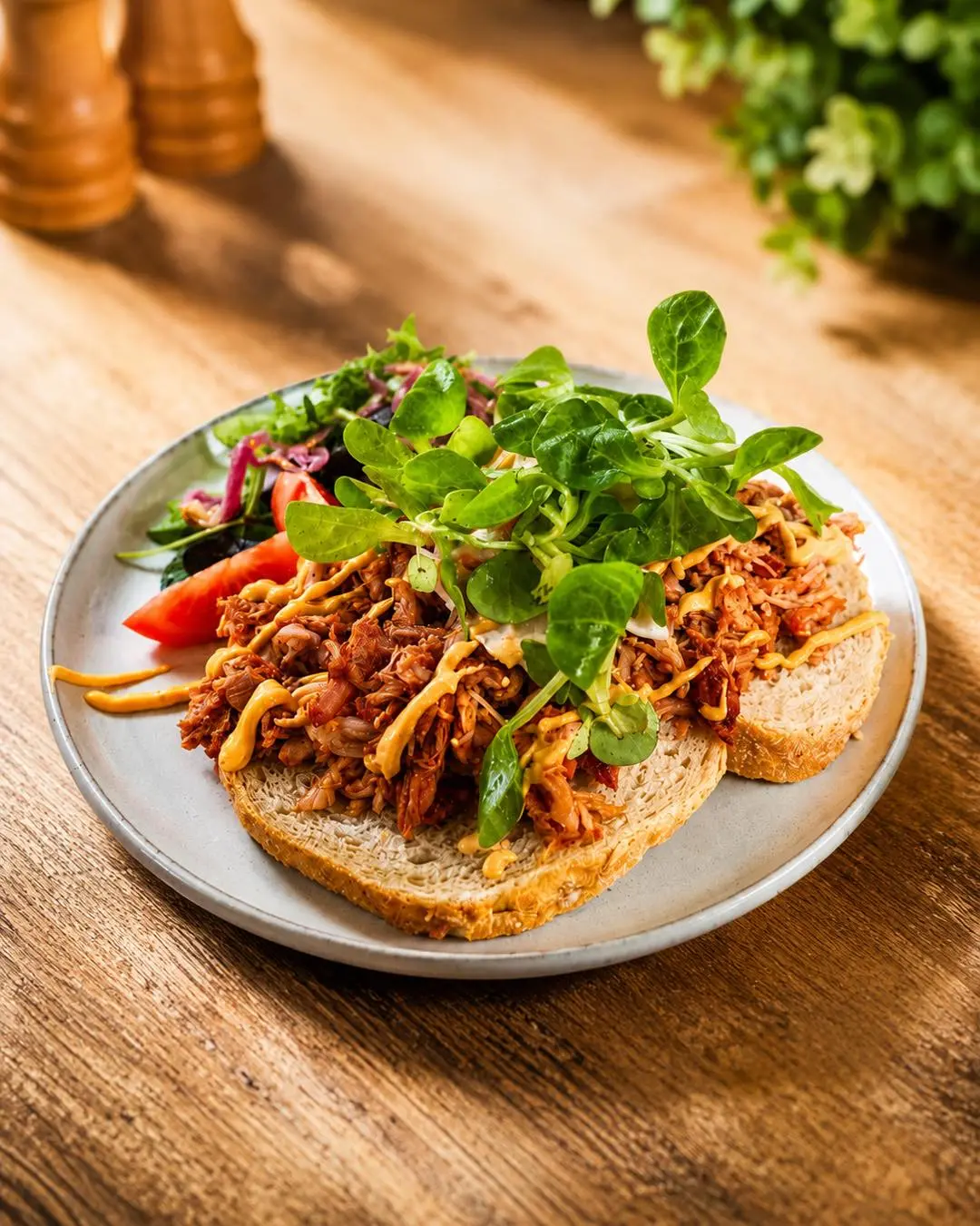 Broodje met pulled chicken en rucola
