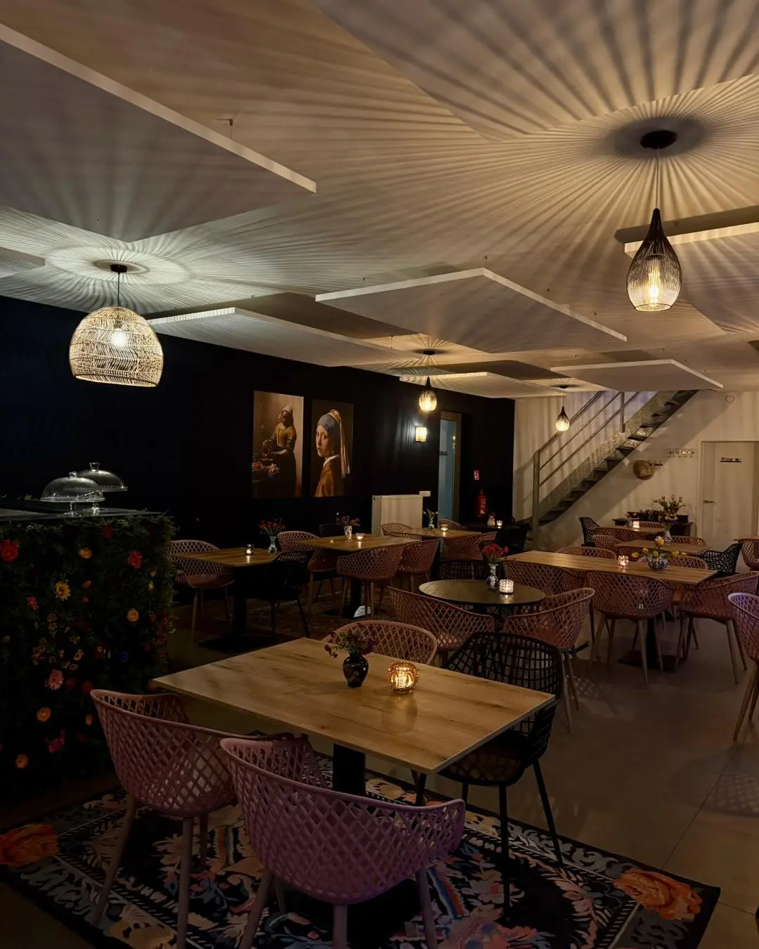 De zaal van Bij Nonkel Sam met hanglampen en houten tafels