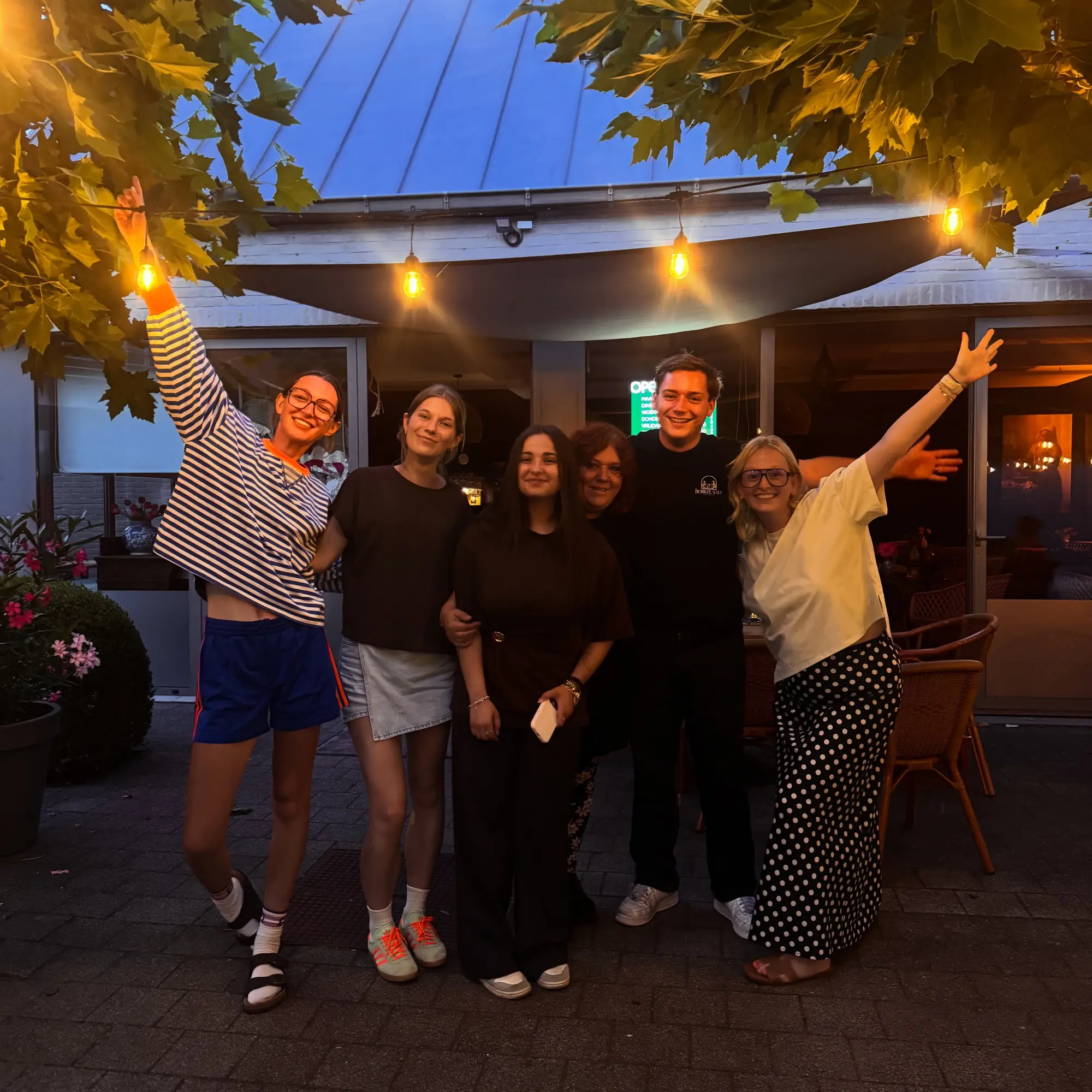 Sam en zijn team op het terras van Bij Nonkel Sam