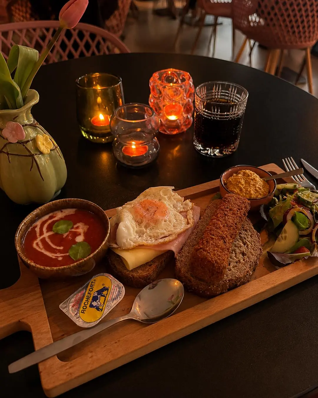 Plank met tomatensoep, brood en spiegelei
